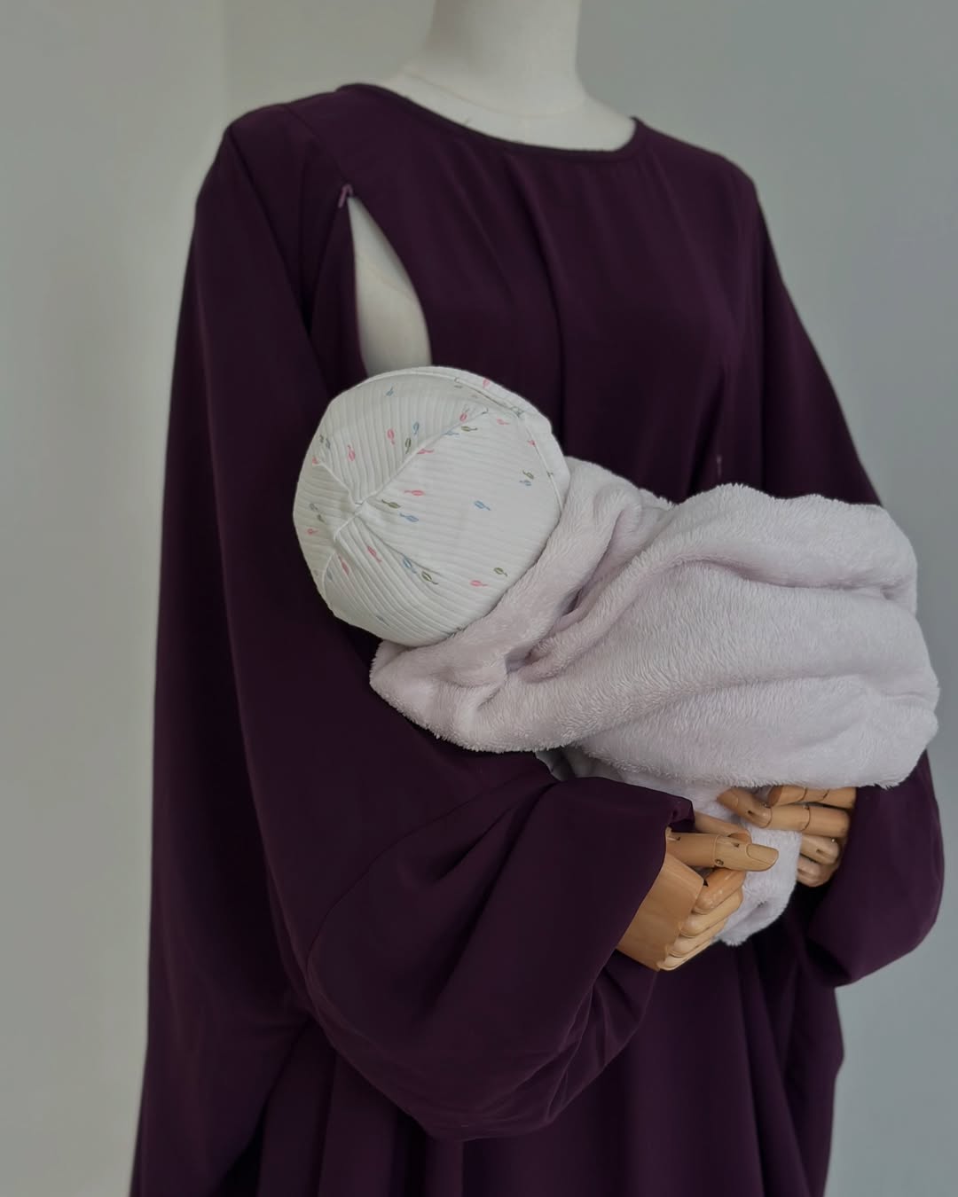 عباية أنيقة وعملية للأمهات